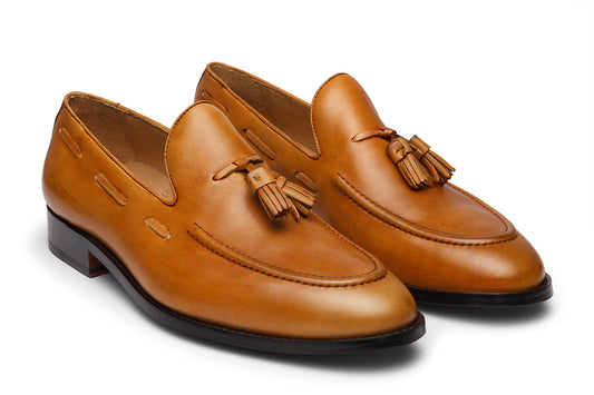 Tassel Loafer with cording stitch on the vamp and ornamental side lacing