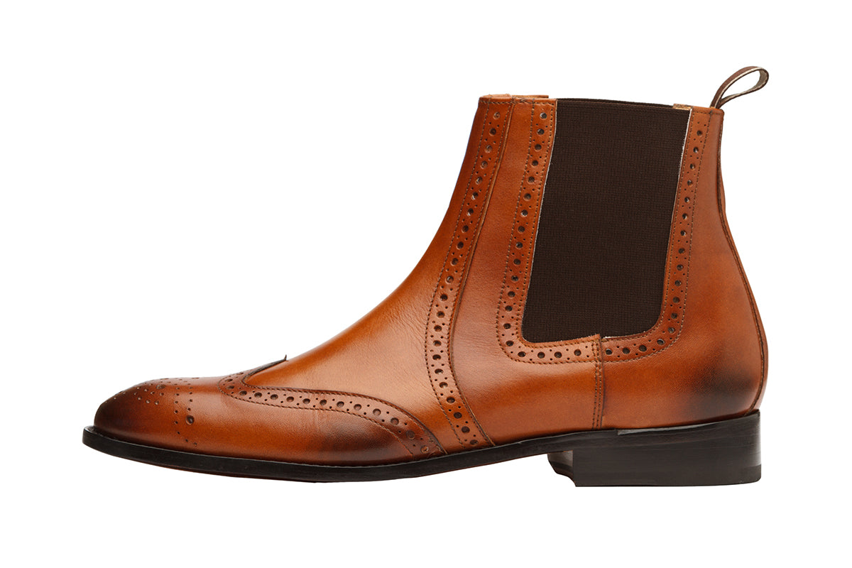 WINGCAP BROGUE BOOT WITH MEDALLION –Mid Brown