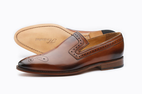 BROGUE LOAFER WITH MEDALLION –TAN