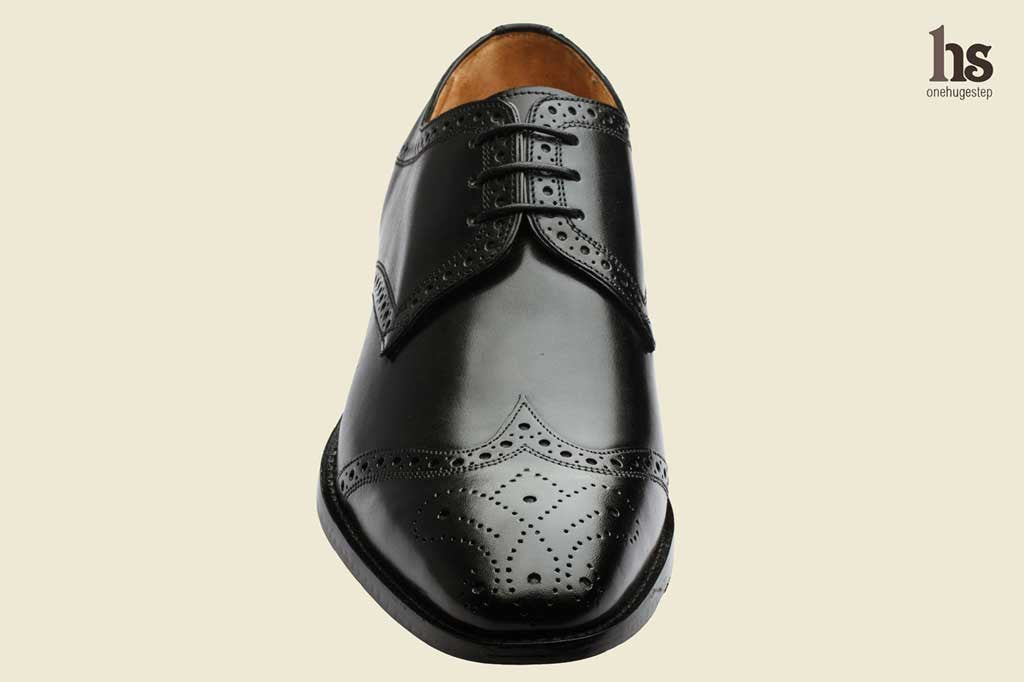 Wingcap Brogue Derby With Medallion – Black